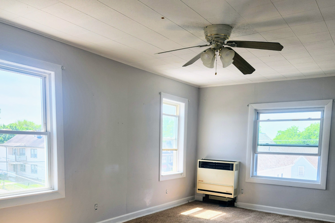 LARGE LR - Large 4BR/1Bath Walking Distance to North Campus w Parking In Unit Laundry Triplex