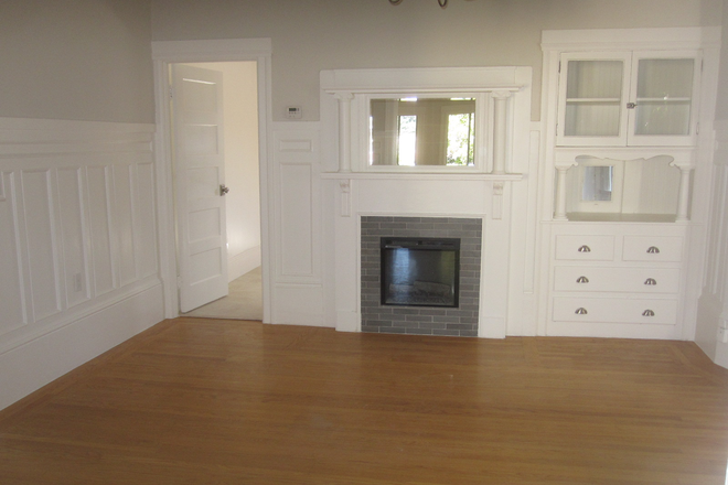Dining room - Spacious Upstairs 3 bdrm apartment in large duplex