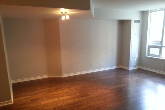 Spacious Bright Living Room - Bay & College - Steps from U of T, TMU, Transit, Hospitals and more!