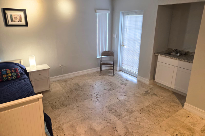 spacious bedroom - Spacious Efficiency Near Kendall Drive