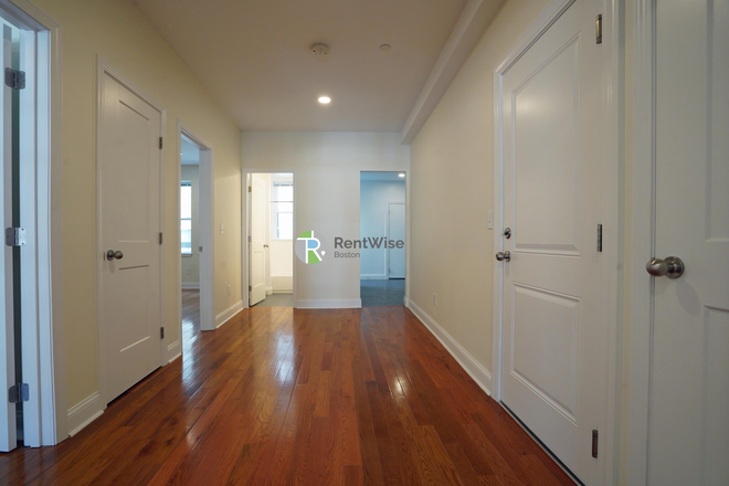 1 - Gorgeous Brighton 2 bed. New Renovation! NO FEE, PORCH Apartments