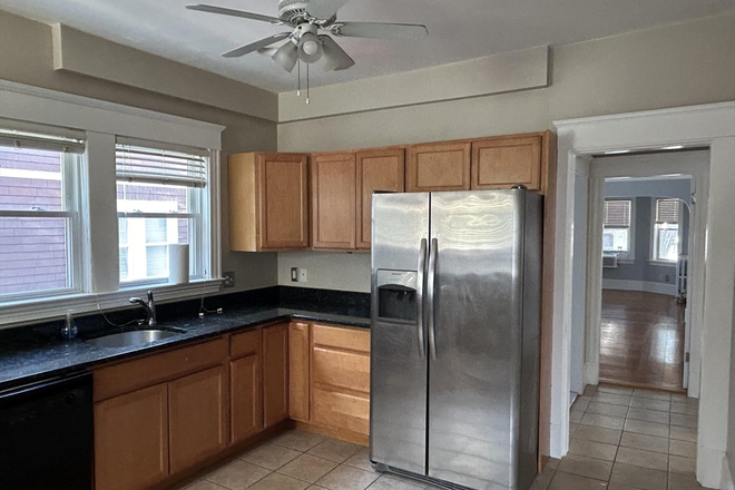 LIVING - SUN DRENCHED 3 BED AVAIL. 9/1/25! Apartments