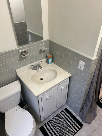 Bathroom - East Side Apartment close to Campus