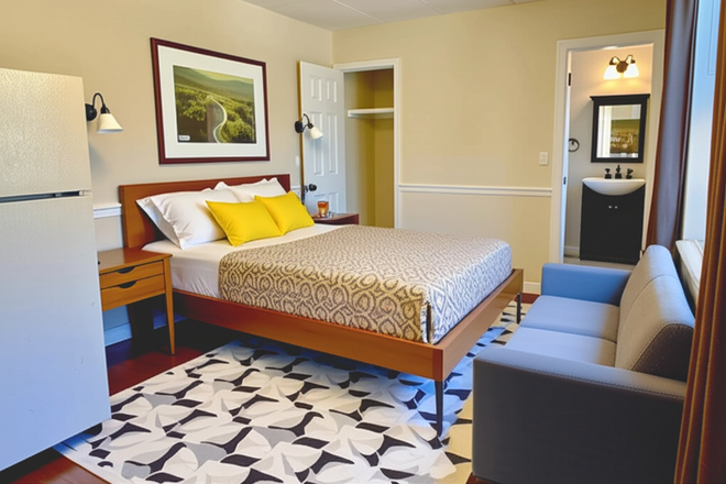 1 - Emerson Off Campus Studio Walk to Campus No Fee Apartments