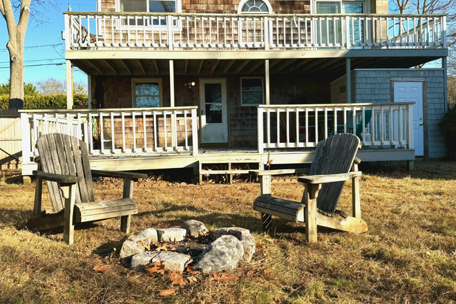 firepit - Best Of Both Worlds - Close to Campus and the Beach! House