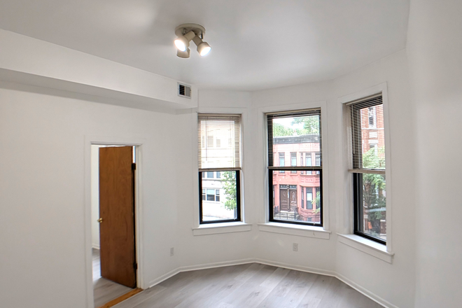 Livingroom-a - 3-bedroom 1-bathroom Apartment at West Lexington Street, Unit 2F, Chicago, IL 60607