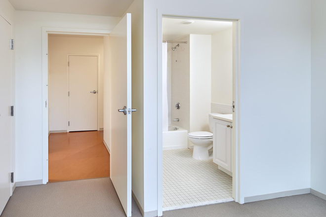 ensuite bathroom - Harvard Trilogy Ensuite Bedroom, Official on campus Suite