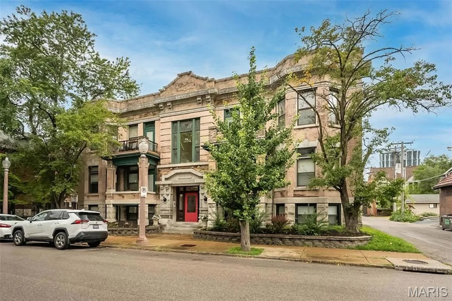 Street view - Spacious 2BR/2BA Central West End Condo - Ideal for Residents, Grad Students, or Faculty