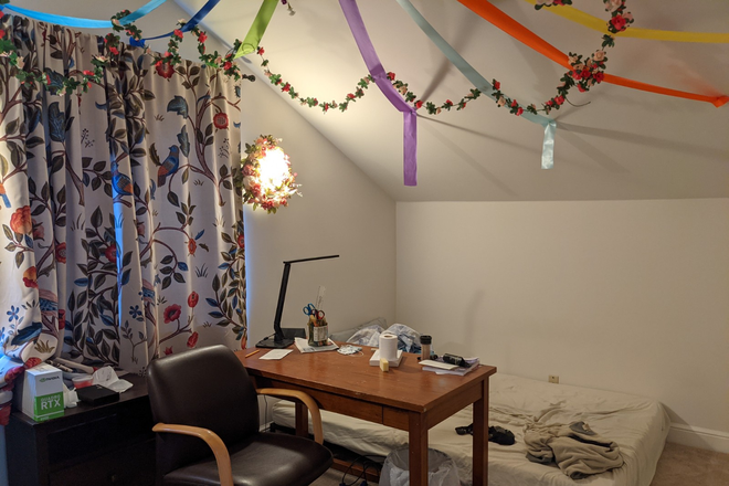 bedroom ($1000) - rooms in cozy light-filled shared home