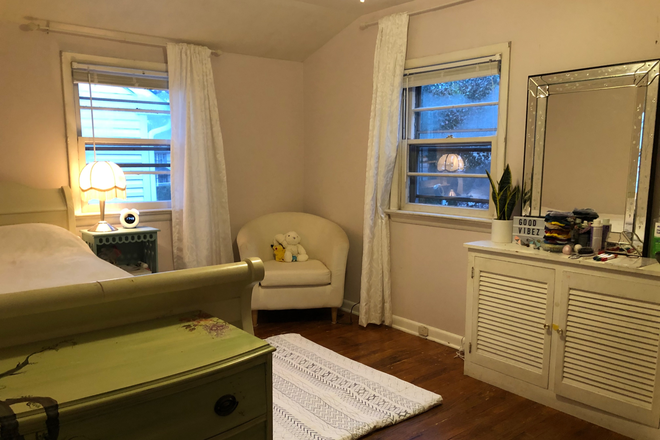 Bedroom - Furnished corner room-Race St-Princeton House