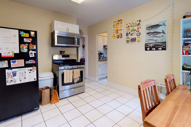 Eat0In Kitchen - NO FEES! Furnished 4 bed minutes to Tufts, Harvard, MIT , Davis Sq & Red Line!