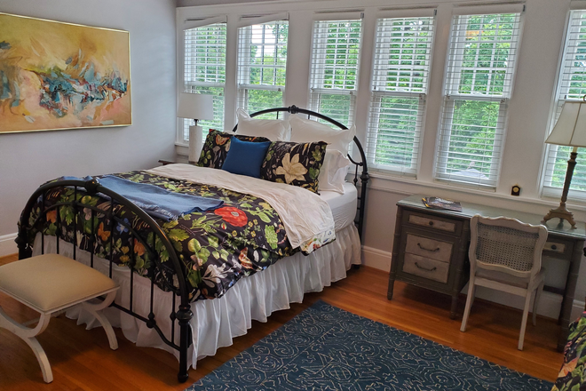 Bright, airy, large bedroom - Everything provided! Close to campus. Lovely, large home.