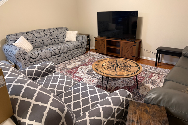 Living room - Waterwood Townhomes, Tamu bus route, 10 min to campus