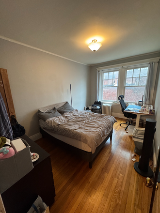 Living Space - 3 BEDROOM - NEWBURY ST, BACK BAY APARTMENT! AVAILABLE!