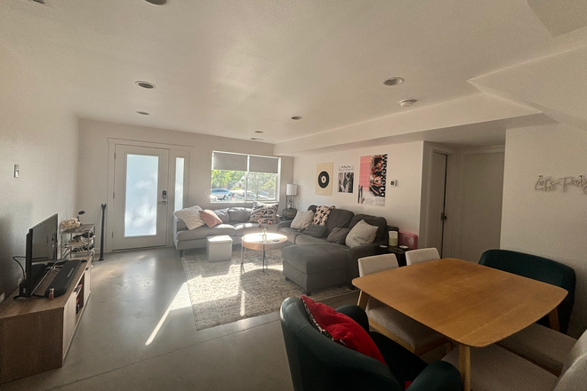 Livingroom - Summer Sublease - House close to campus