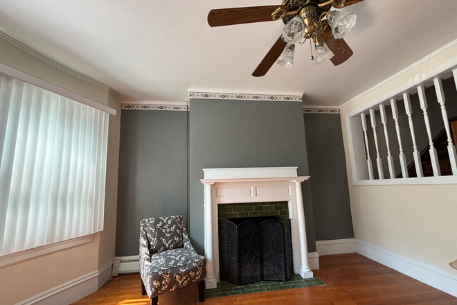 Living room - Spacious 4 bdrm townhouse