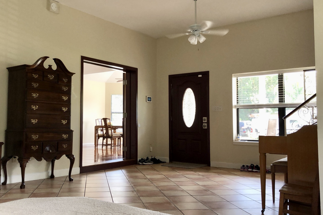 Living room - 1 Fully Furnished Bedroom Available Close to Blanchard Park House