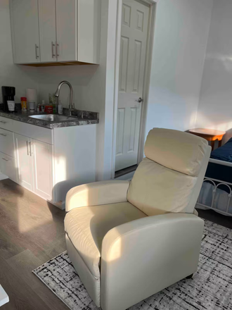 Living - Private room with own bathroom & Shower Apartments