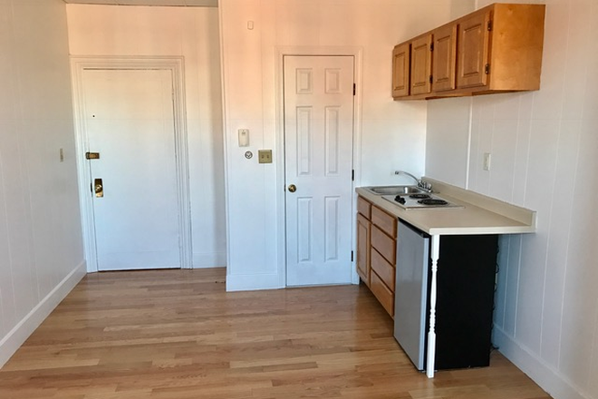 STUDIO - THREE WINDOW STUDIO & NO BROKER FEE AT 272 NEWBURY ST. IN THE BACK BAY AVAILABLE 9/1/2026 Apartments
