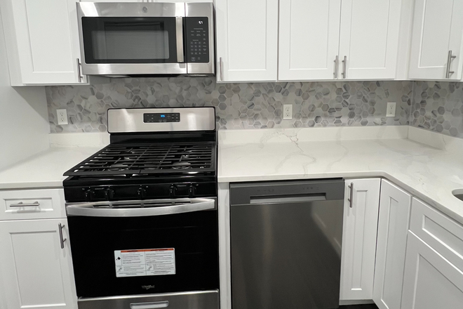 Kitchen - Completely Renovated 5 BR, 3 Bathroom Townhouse