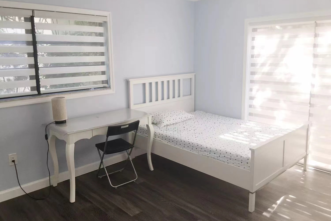 bedroom - Fully Furnished Private Room - Only 3 Minutes Walking Distance of UM campus