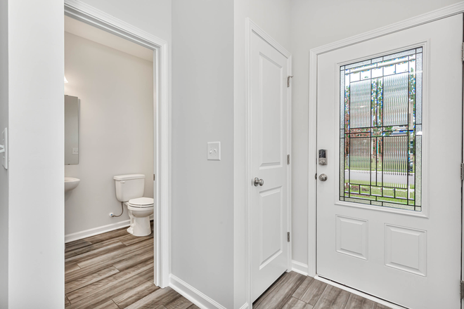 Front Door Entry - Coastal Point West - Close to Campus House