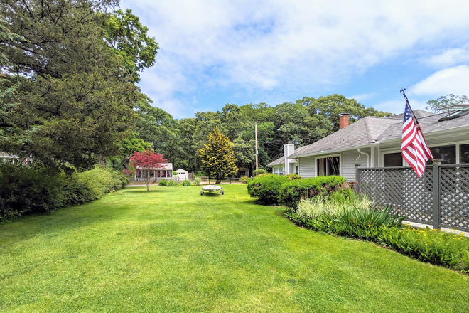 yard - Beautiful Fall/Winter/Spring Charming Cottage by beach with 3 bedrooms, new kitchen and yard.