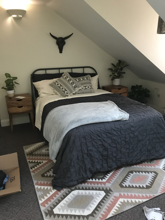 LIVING - STUDIO WITH HOT WATER INCLUDED! 9/1/26!