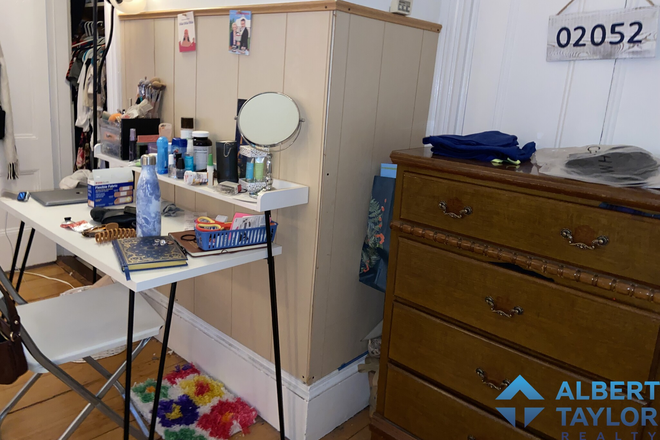 Bedroom #4 - Cheap 4 Bed 1 Bath on Calumet! Laundry In-Unit!!