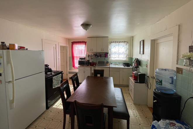 Kitchen - Walking distance to bus stop and 15 minutes' drive to UConn, $567 per room Apartments