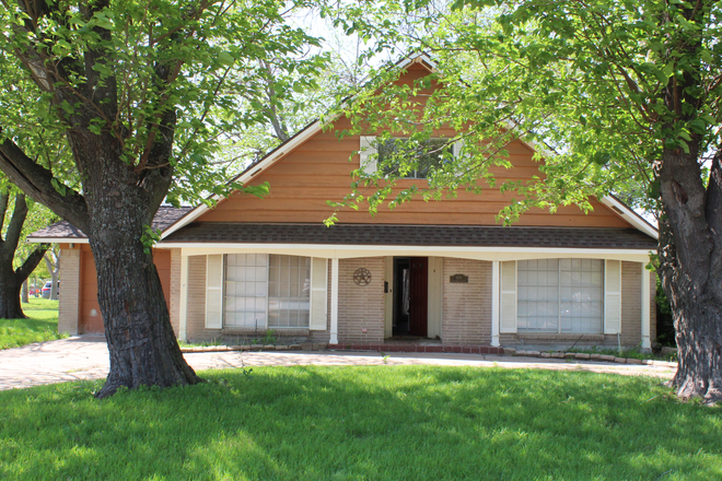 Front of the house - House close to UTD. Renovated and waiting for new tenants