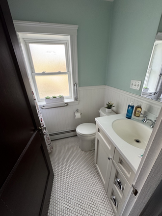 - - Close to Campus! Single Fam 6 beds 2 bath w/ Laundry & Parking House