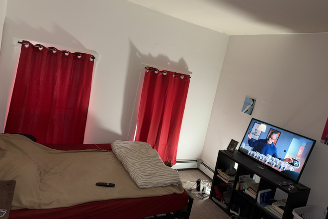 1BR Sublease available at 15 S. Windsor. Aug.-Dec. $1000/mo. - Availability at 15 S. Windsor St, and 169 Chelsea St. (1BR, 2BR, and Studio units) Apartments