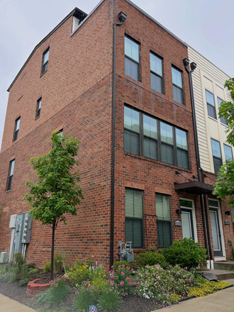 front of house 1 - Top Floor Suite on Green Line, incl. Utilities