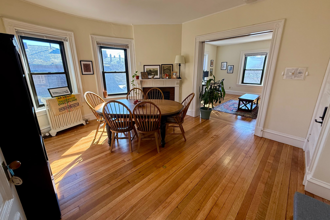 Dining room - Spacious 1-Bedroom / 1-Bath Apartment <1 min from Harvard Law Campus