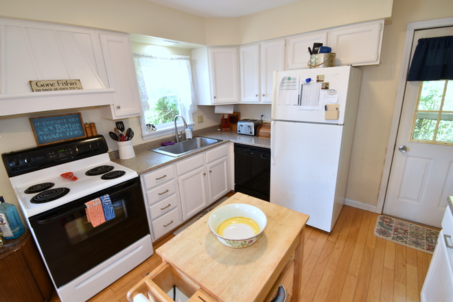 Kitchen - 243 Wood Hill Road - Harbor Island House