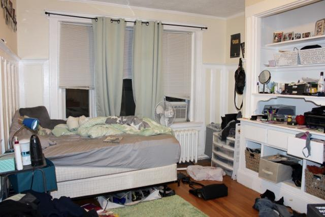 - - Short Commute to Campus!! Spacious 5 bed 2 bath w/ Heat & Hot Water Incld, Laundry in Building Apartments