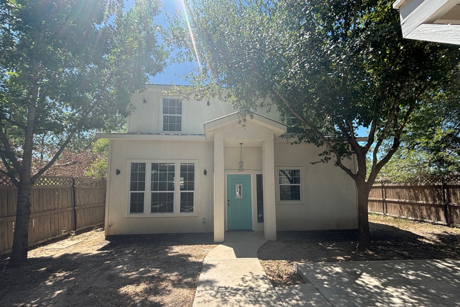 Front Entrance - Spacious 4BR / 3.5BA Home – Utilities Included – 10 Mins from Campus