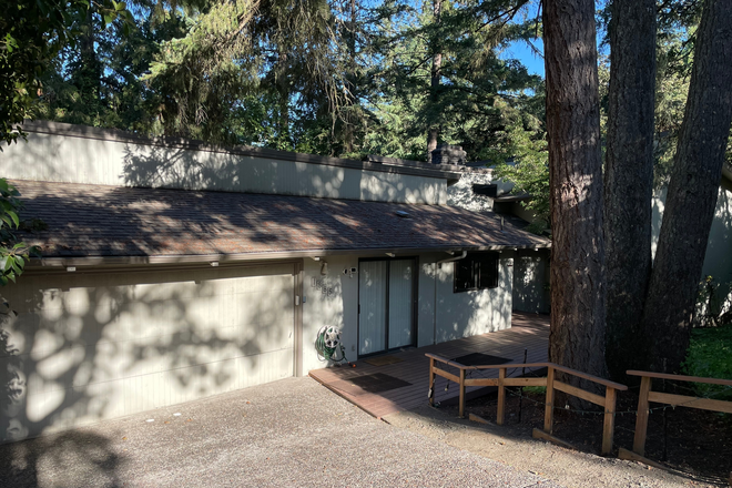 Front entry and garage - Spacious fully furnished home in lovely wooded neighborhood near UO