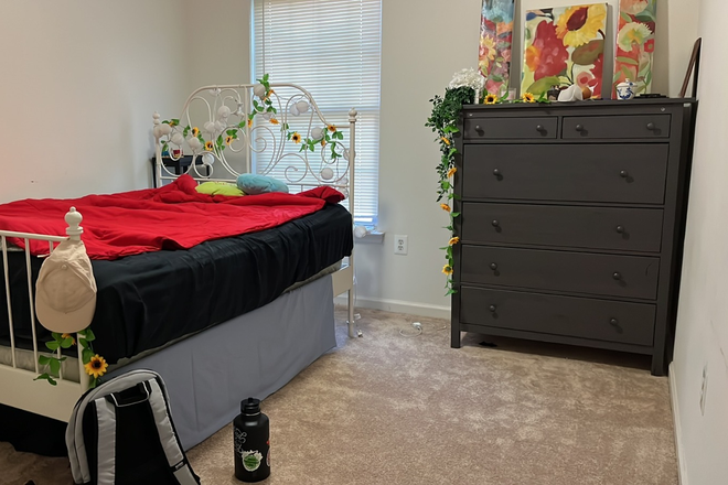 Bedroom - 1 Room with attached bath in a townhouse