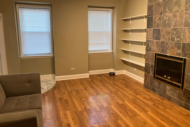 Living Room - 1047 W. Taylor  4 Bedroom Apartment