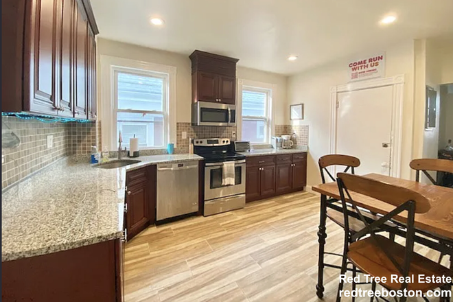 ... - 4 BED WITH DECORATIVE FIREPLACE, PORCH Duplex