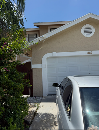 Front of house - East Boca  less than a 1/2 mile away from FAU.  I have 1 bedroom with a private entrance/par