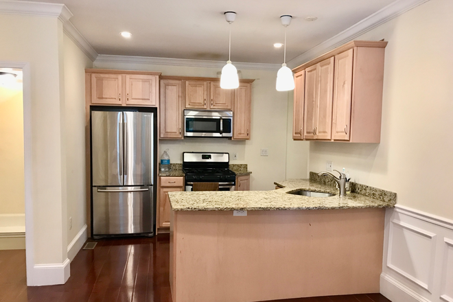 Full kitchen with island/peninsula - 205 Harvard St U1 Apartments