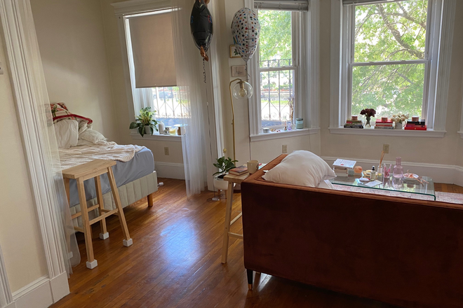 LIVINGROOM - ALLSTON STUDIO/WITH ALCOVE AVAILABLE NOW COMMONWEALTH AVE **NO FEE** Apartments