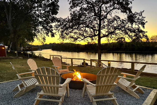 Beautiful River Views - River Front Luxury! Newly Renovated 5 bed/4 bath/2 kitchens. Avail: 2026 School Year
