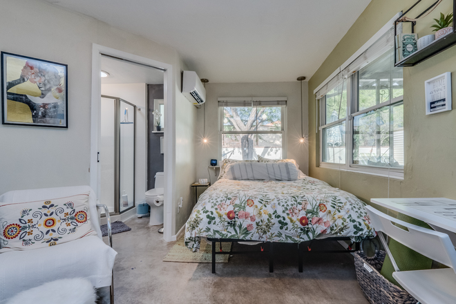 Studio with comfy full-size bed - Central Saguaro Studio - just over 1 mile from U of A campus, fully-furnished, great yard!