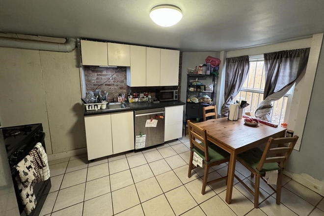 LIVING - LOCATION! 3 BED WITH LAUNDRY IN UNIT! 9/1/25! Apartments