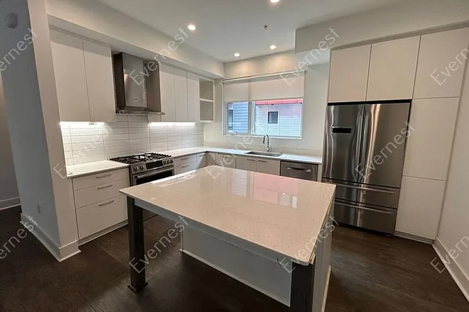 Kitchen - Amazing townhouse in Edgewood! 4BR/4.5 Bath