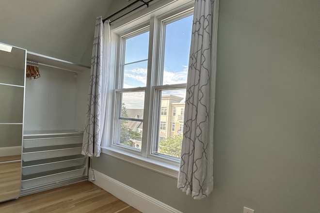 3rd floor bedroom - $900 - 2 Bedrooms available in beautiful, spacious 5 Bedroom, 9 room home (Davis/Teele)